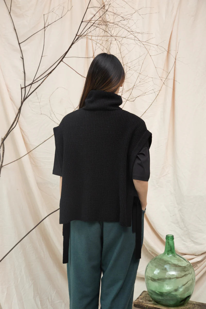 Image of model wearing BEAUMONT ORGANIC Kanon Reyclced Wool Knit Vest in Black.