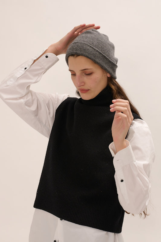 Image of model in Demylee New York Heather Grey Responsibly Sourced Cashmere Slouchy Beanie _ Ethical Knitwear Brands _ Women Owned Knitwear Brands
