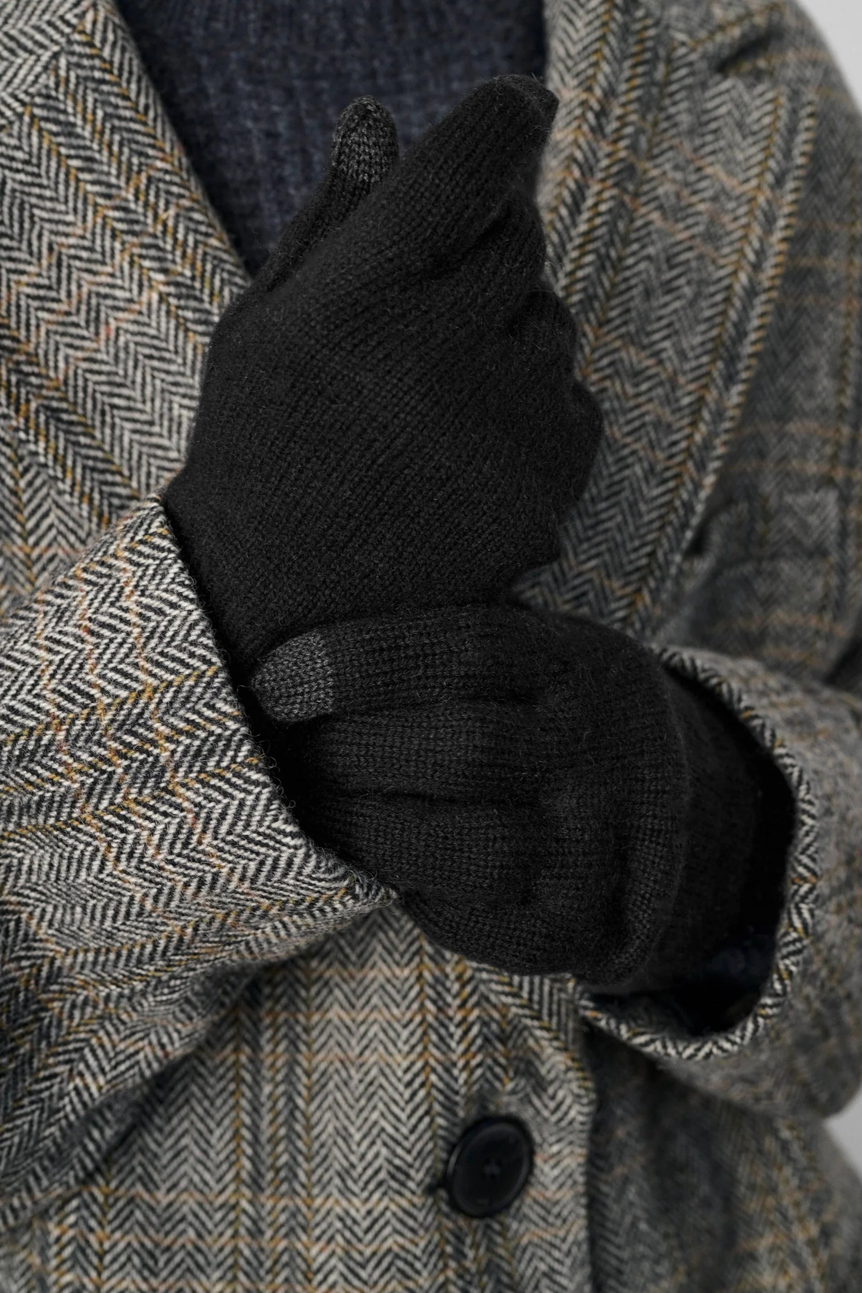 WHITE AND WARREN _ Classic Unisex Cashmere Glove with Texting Fingertips _ Black with Grey Texting Fingertips